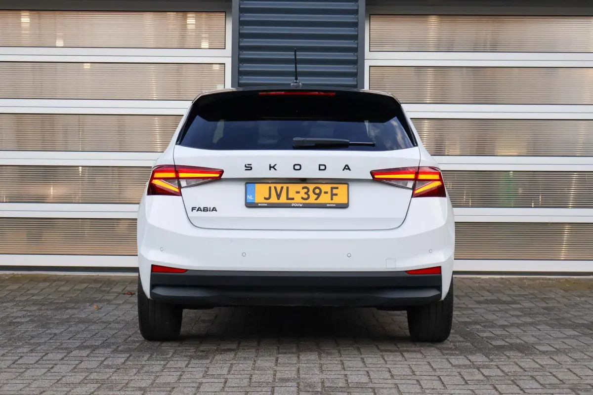 1.0 TSI 95pk Business Edition | Camera Achter | Stoelverwarming | Parkeersensoren Voor / Achter | Apple CarPlay/ Android Auto | Keyless