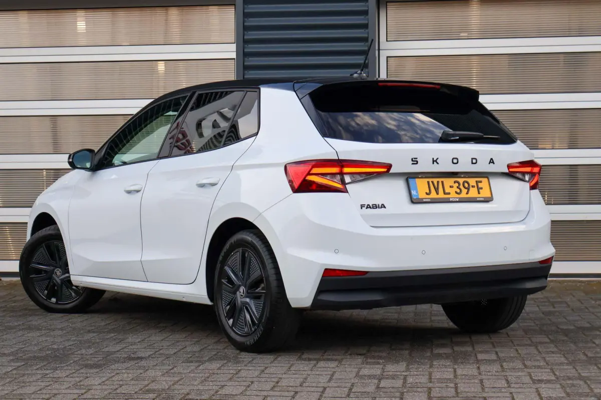 1.0 TSI 95pk Business Edition | Camera Achter | Stoelverwarming | Parkeersensoren Voor / Achter | Apple CarPlay/ Android Auto | Keyless