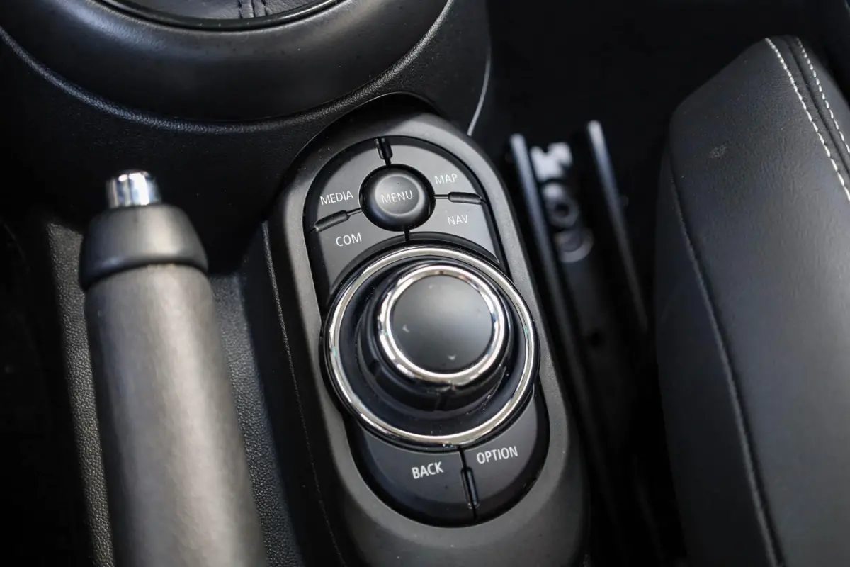 1.5 136pk Cooper Camden Edition | LED Verlichting | Parkeersensoren | Apple Carplay/Android Auto