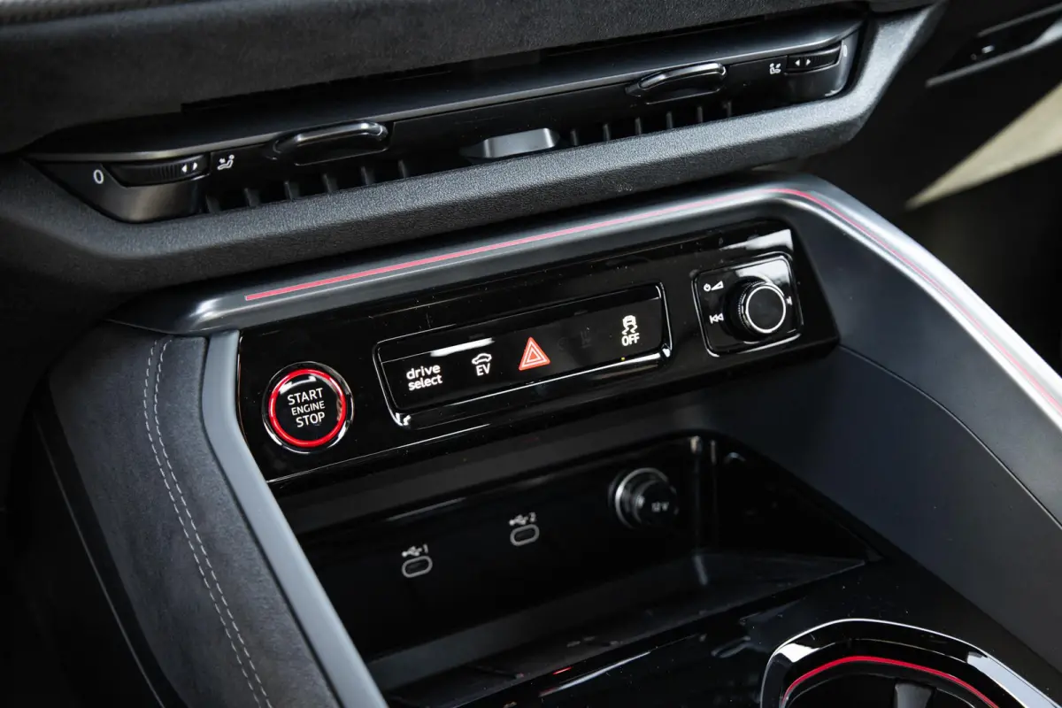 2.0 TFSI e-hybrid quattro S Edition Competition | Tech Pro | Head-up Display