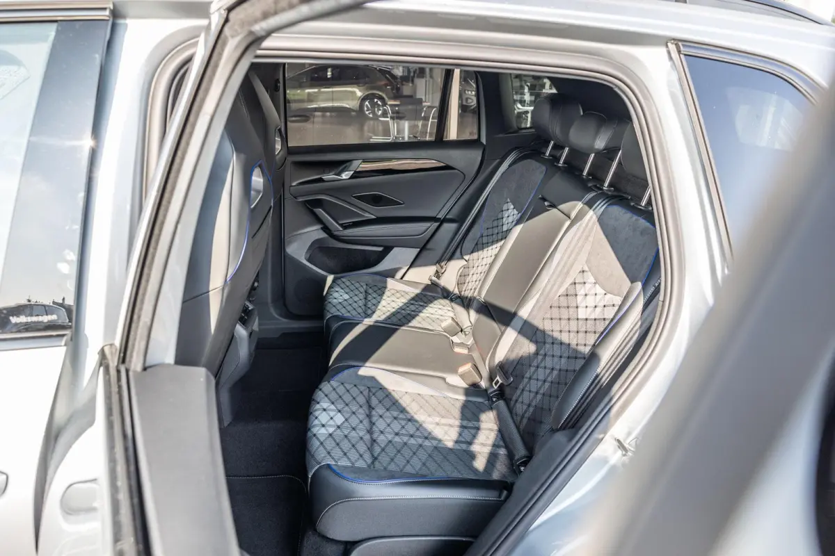 1.5 eHybrid 204pk R-Line Edition | Panoramadak | Trekhaak Uitklapbaar | 20" Velgen