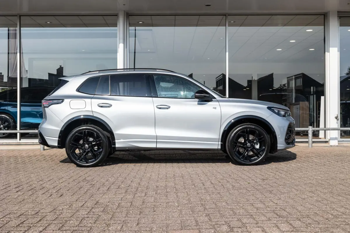 1.5 eHybrid 204pk R-Line Edition | Panoramadak | Trekhaak Uitklapbaar | 20" Velgen