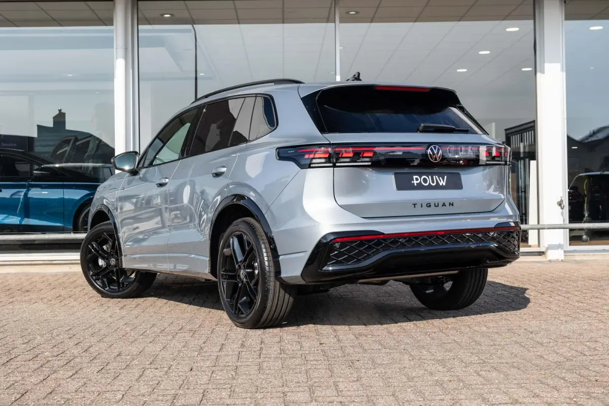1.5 eHybrid 204pk R-Line Edition | Panoramadak | Trekhaak Uitklapbaar | 20" Velgen