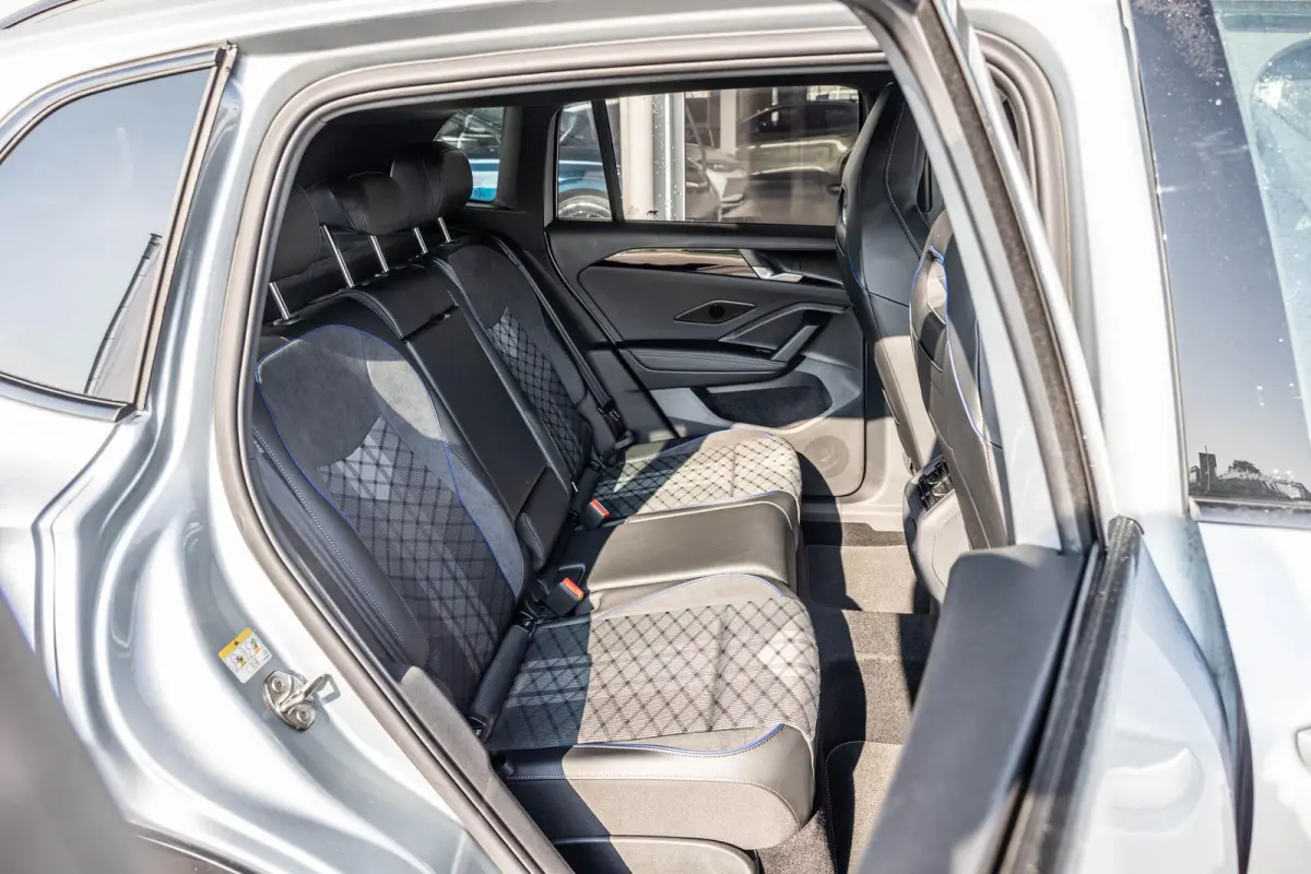 1.5 eHybrid 204pk R-Line Edition | Panoramadak | Trekhaak Uitklapbaar | 20" Velgen