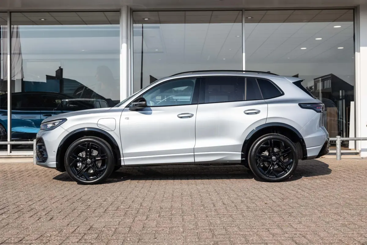 1.5 eHybrid 204pk R-Line Edition | Panoramadak | Trekhaak Uitklapbaar | 20" Velgen