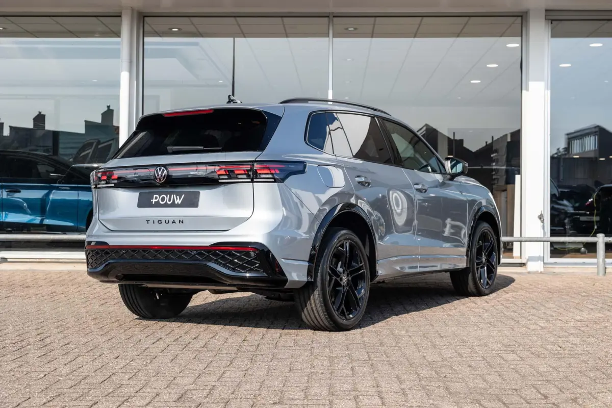 1.5 eHybrid 204pk R-Line Edition | Panoramadak | Trekhaak Uitklapbaar | 20" Velgen