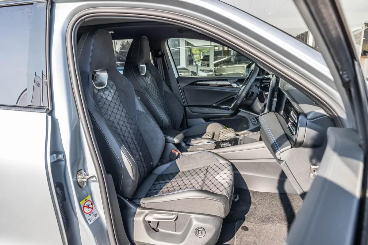 1.5 eHybrid 204pk R-Line Edition | Panoramadak | Trekhaak Uitklapbaar | 20" Velgen