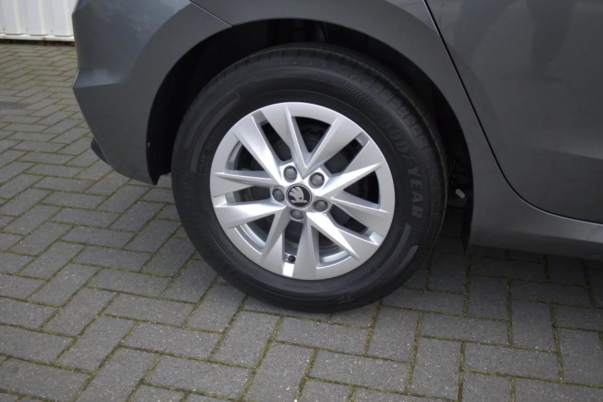 1.0 TSI 95pk Selection | 15" Velgen | Getint Glas
