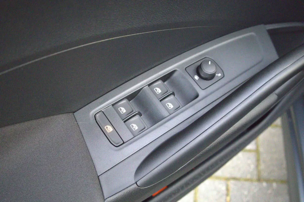 1.0 TSI 95pk Selection | 15" Velgen | Getint Glas