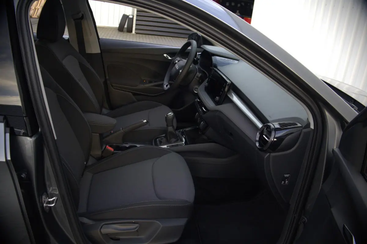 1.0 TSI 95pk Selection | 15" Velgen | Getint Glas