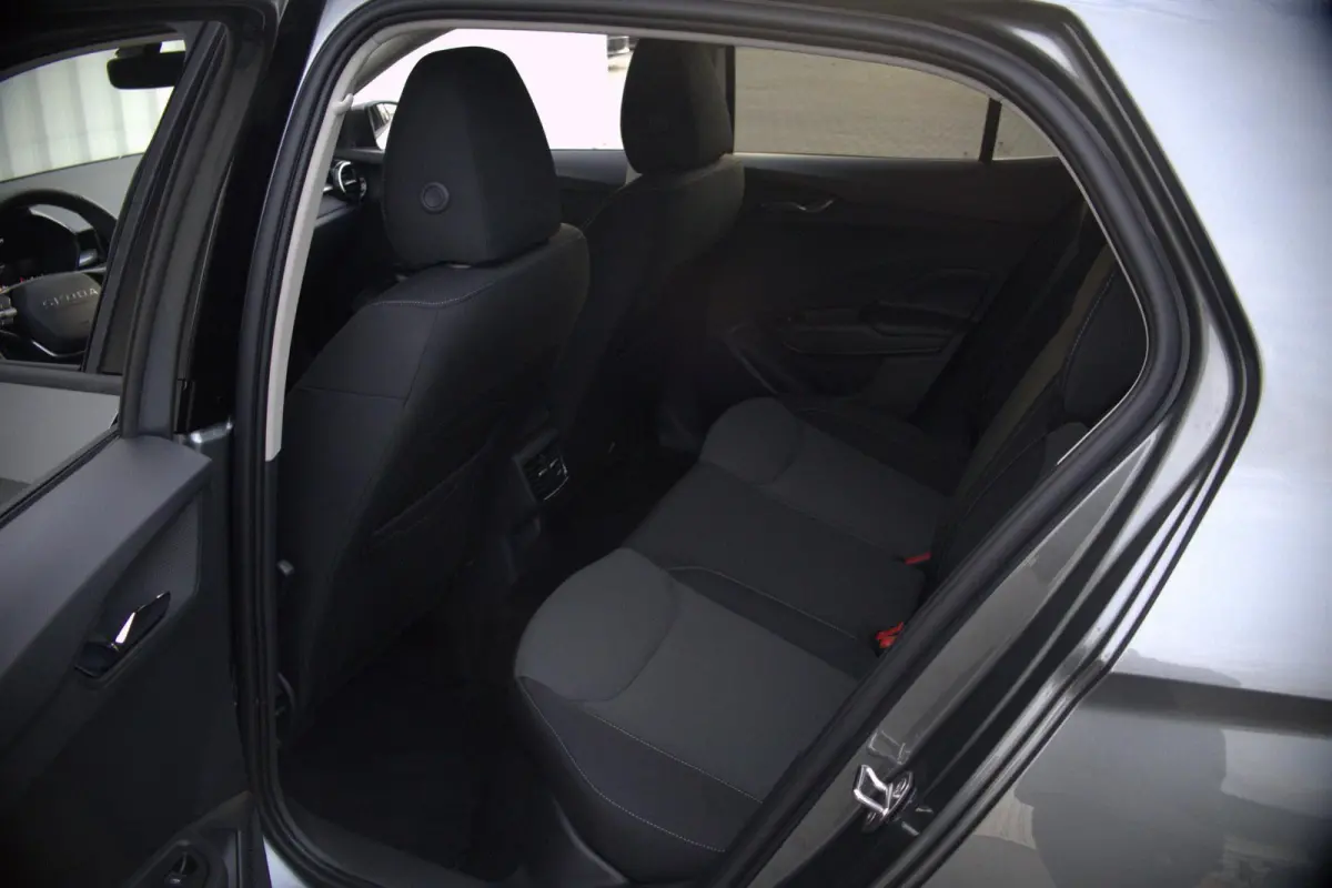 1.0 TSI 95pk Selection | 15" Velgen | Getint Glas