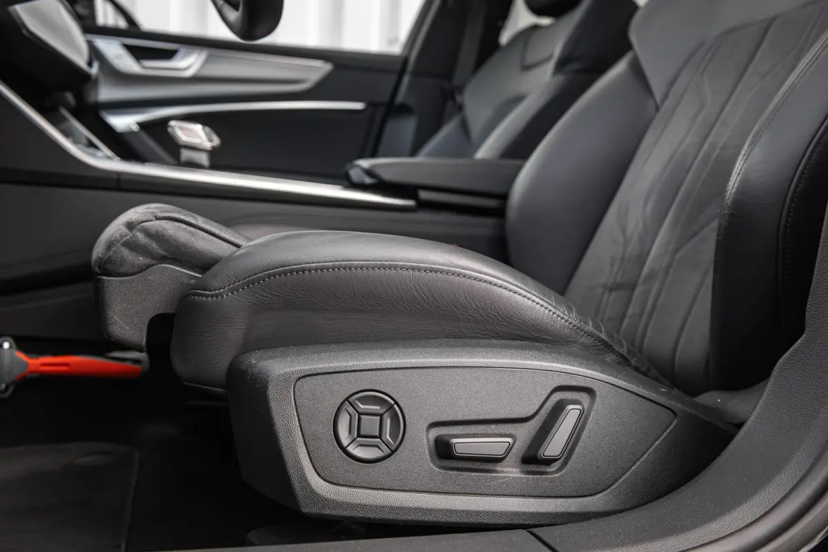 allroad quattro 55 TFSI 340pk Pro Line Advanced | Panoramadak | Trekhaak | 20" Velgen | Adaptive Cruise | Leder/Alcantara Bekleding | Luchtvering