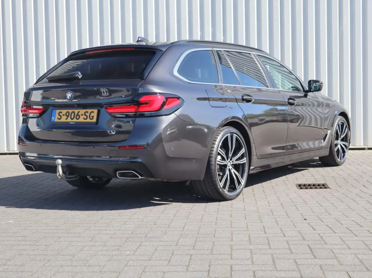520i 184pk AUT Business Edition Plus | Trekhaak Wegklapbaar | Stoelverwarming | Elektrische Stoelen | Safety Pack | Achteruitrijcamera