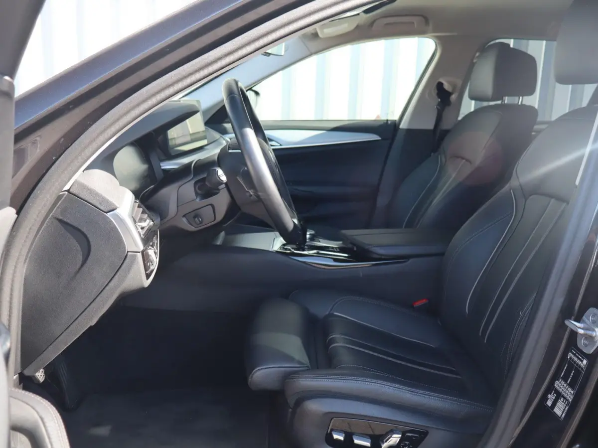 520i 184pk AUT Business Edition Plus | Trekhaak Wegklapbaar | Stoelverwarming | Elektrische Stoelen | Safety Pack | Achteruitrijcamera