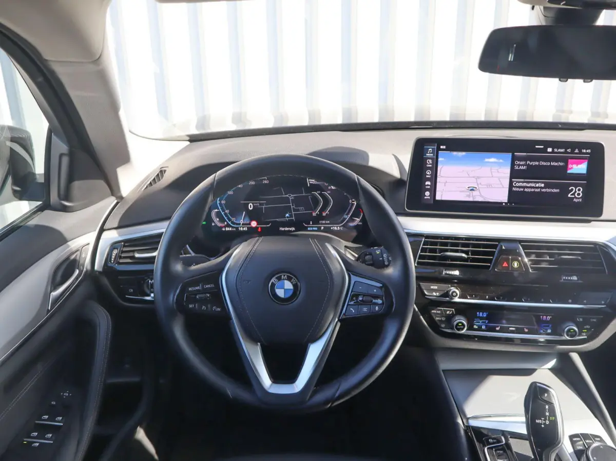 520i 184pk AUT Business Edition Plus | Trekhaak Wegklapbaar | Stoelverwarming | Elektrische Stoelen | Safety Pack | Achteruitrijcamera