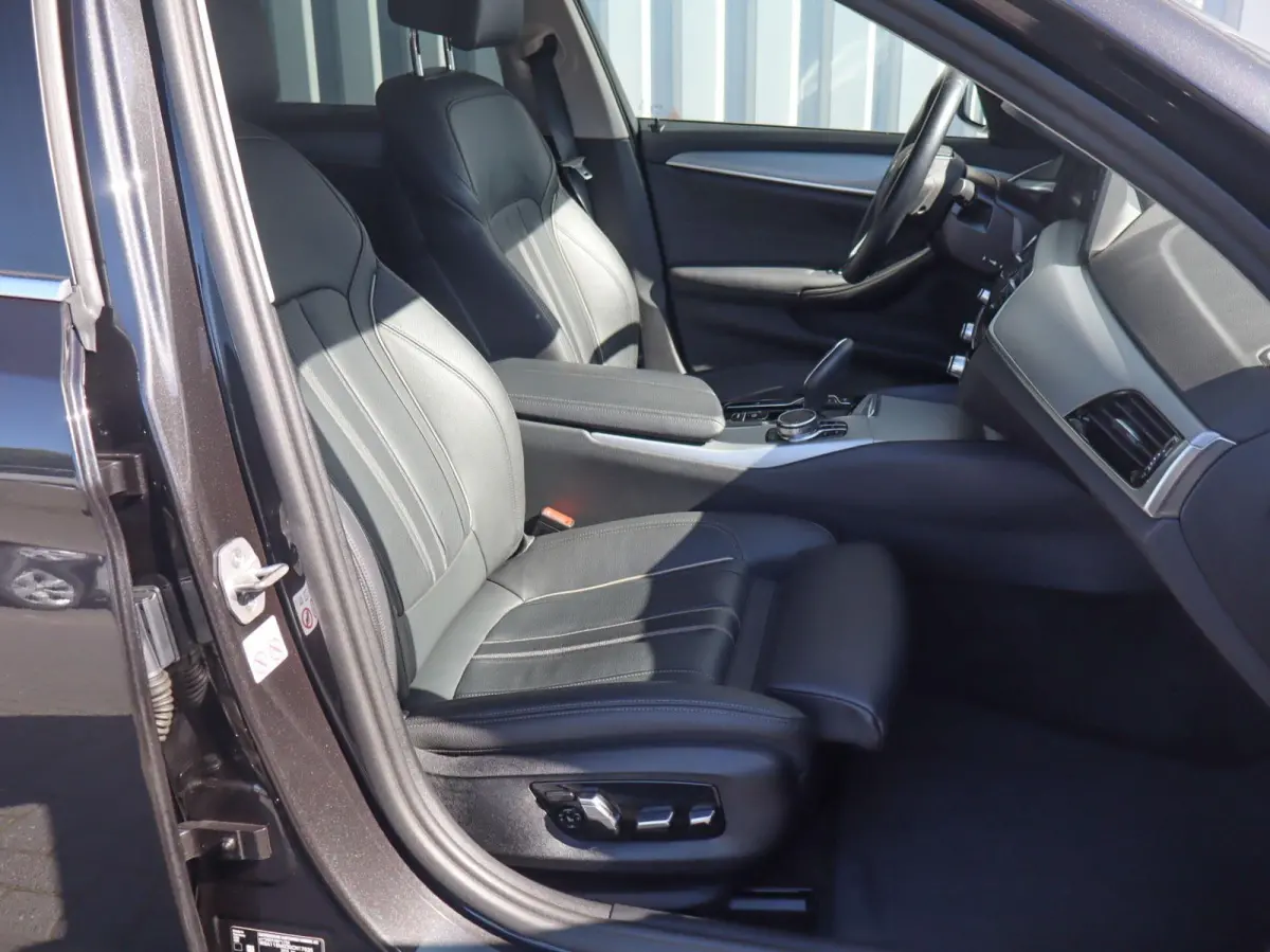 520i 184pk AUT Business Edition Plus | Trekhaak Wegklapbaar | Stoelverwarming | Elektrische Stoelen | Safety Pack | Achteruitrijcamera