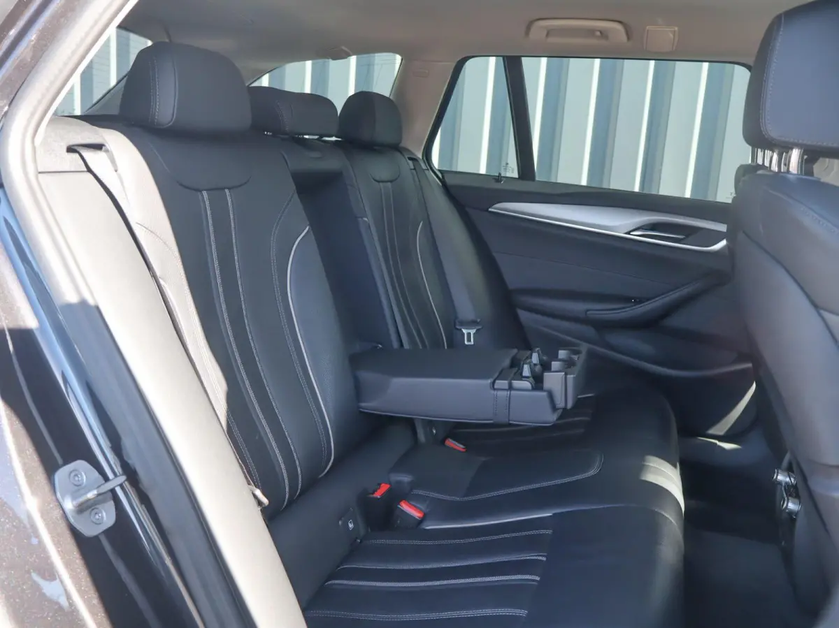 520i 184pk AUT Business Edition Plus | Trekhaak Wegklapbaar | Stoelverwarming | Elektrische Stoelen | Safety Pack | Achteruitrijcamera