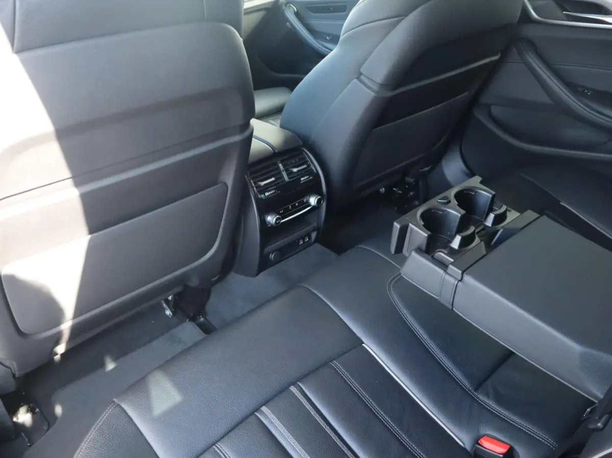 520i 184pk AUT Business Edition Plus | Trekhaak Wegklapbaar | Stoelverwarming | Elektrische Stoelen | Safety Pack | Achteruitrijcamera