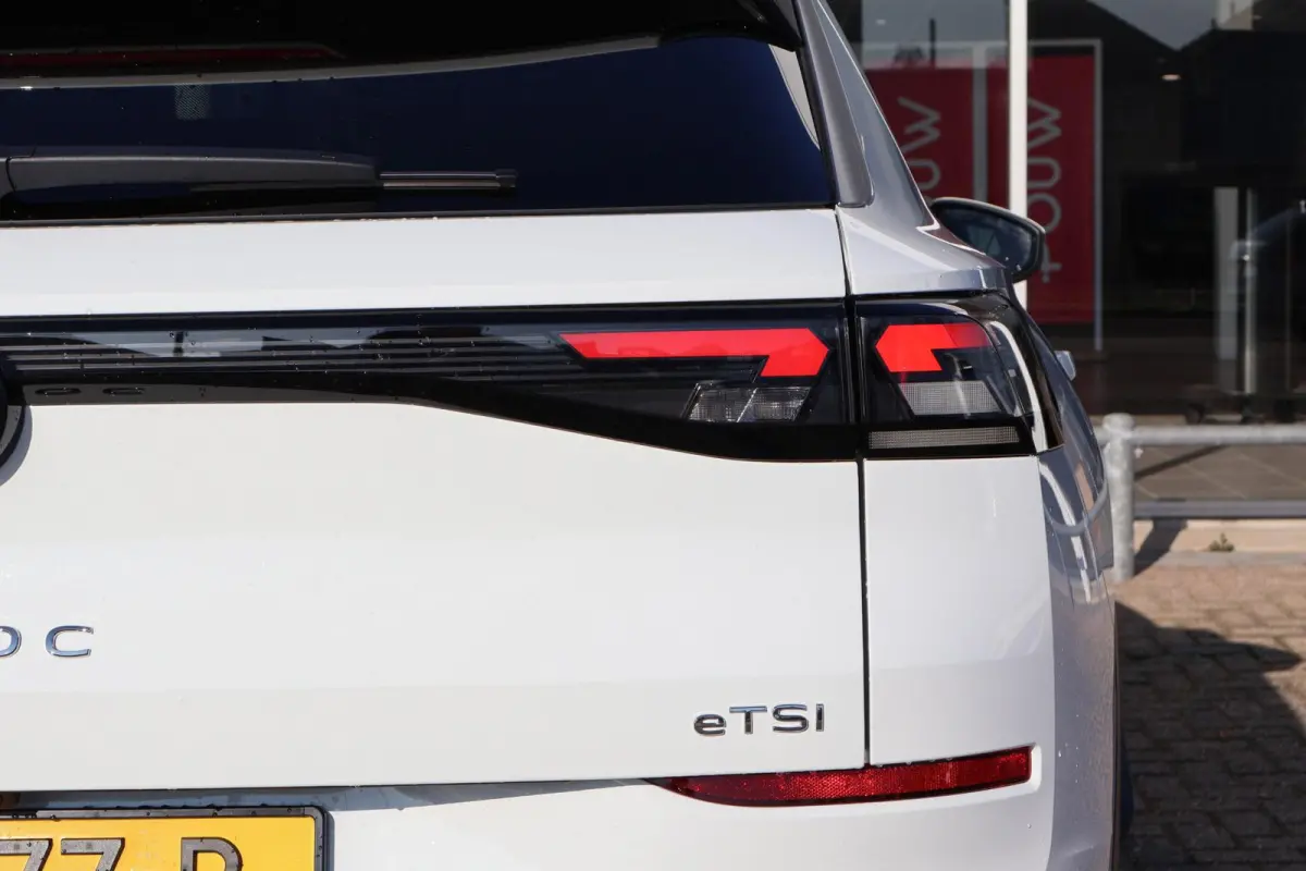 1.5 eTSI 116pk DSG Life First Edition | Stoel-/ Stuurwielverwarming | Dodehoek Detectie | Adaptive Cruise
