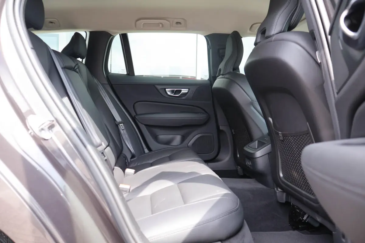 2.0 B4 197pk AUT Essential Edition | Leder | Navigatie | Camera | PDC | Side Assist