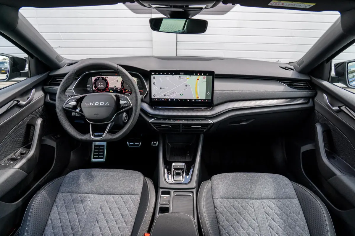 1.5 TSI 150pk DSG MHEV Sportline Business | Panoramadak | LMV 19" | Soundsysteem Canton