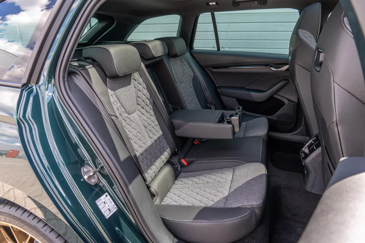 1.5 TSI 150pk DSG MHEV Sportline Business | Panoramadak | LMV 19" | Soundsysteem Canton