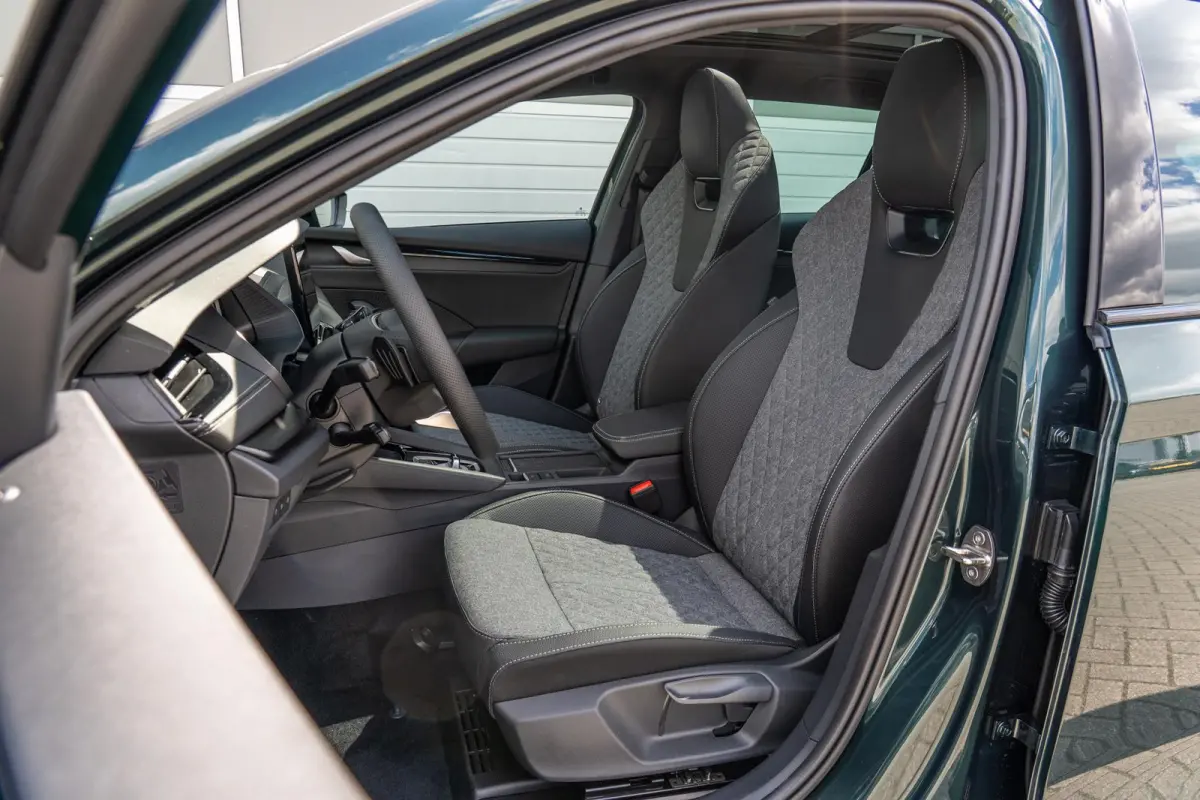 1.5 TSI 150pk DSG MHEV Sportline Business | Panoramadak | LMV 19" | Soundsysteem Canton
