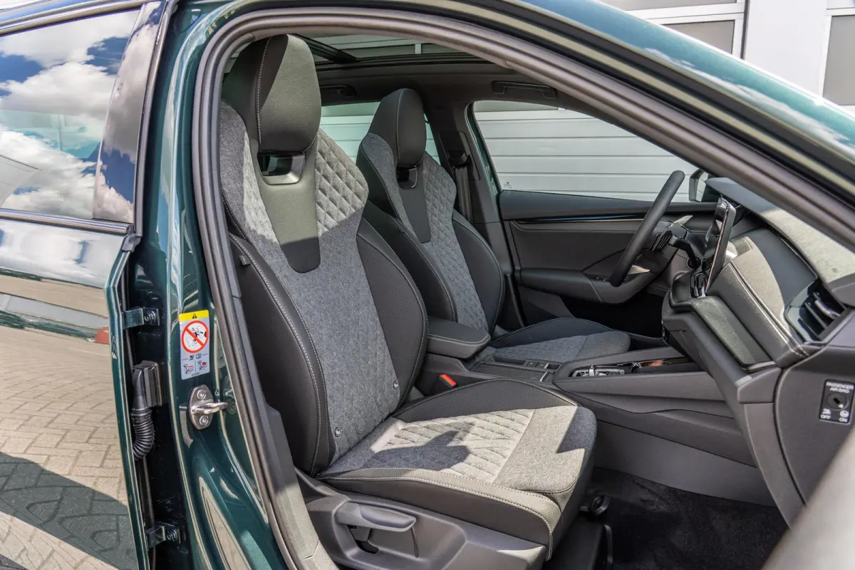 1.5 TSI 150pk DSG MHEV Sportline Business | Panoramadak | LMV 19" | Soundsysteem Canton