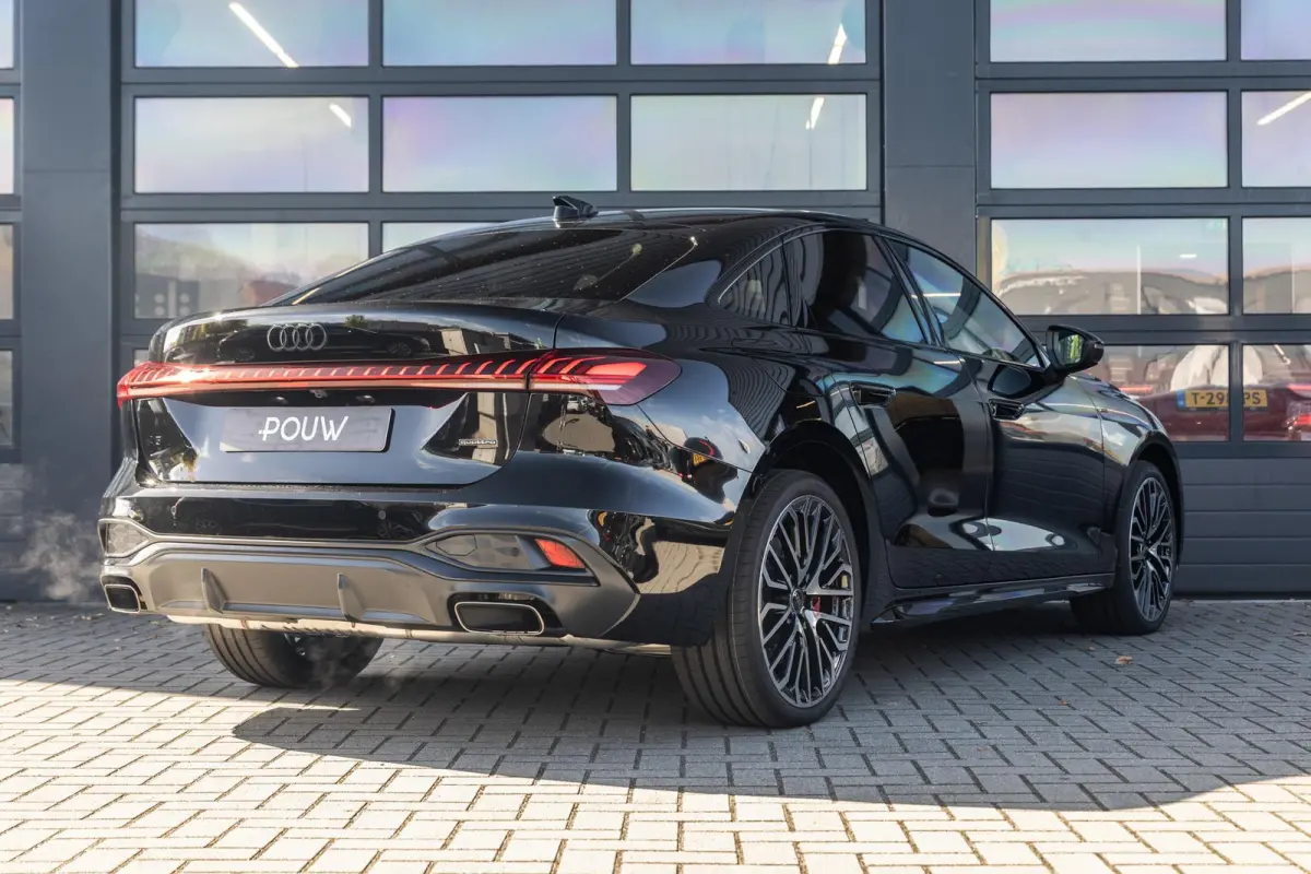 Limousine 2.0 299pk quattro S Edition | 20" Velgen | Winterpakket