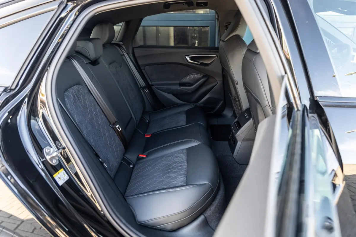 Limousine 2.0 299pk quattro S Edition | 20" Velgen | Winterpakket