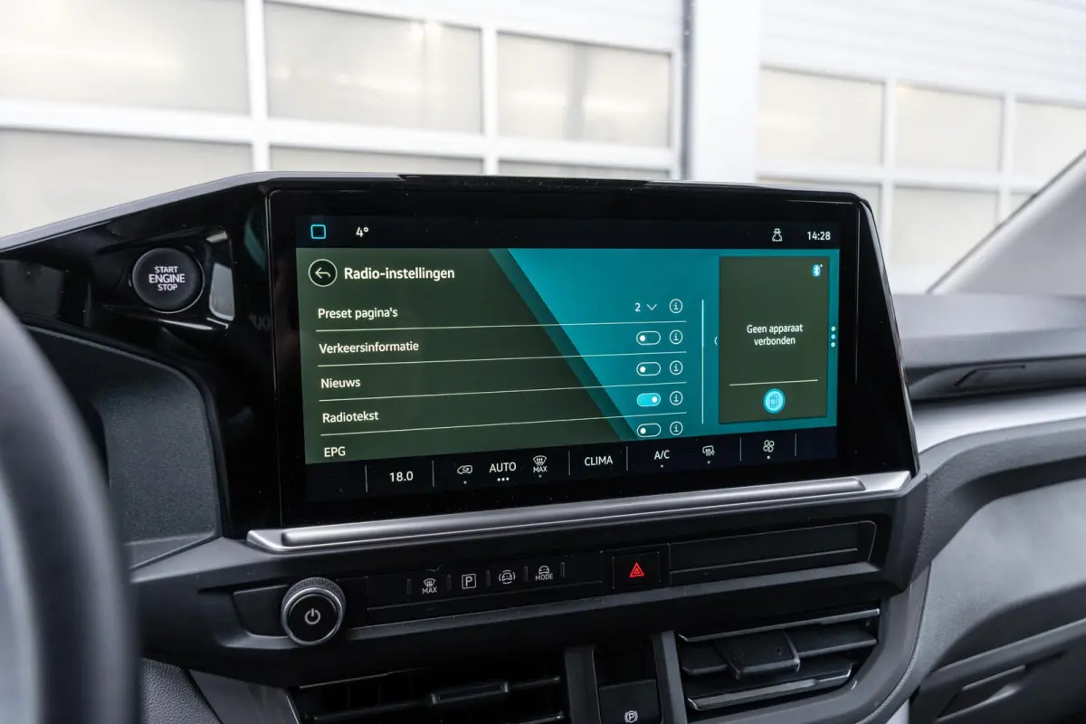 2.0 TDI 110pk L1H1 28 Life | Trekhaak | Apple Carplay/Android Auto | Laadvloer