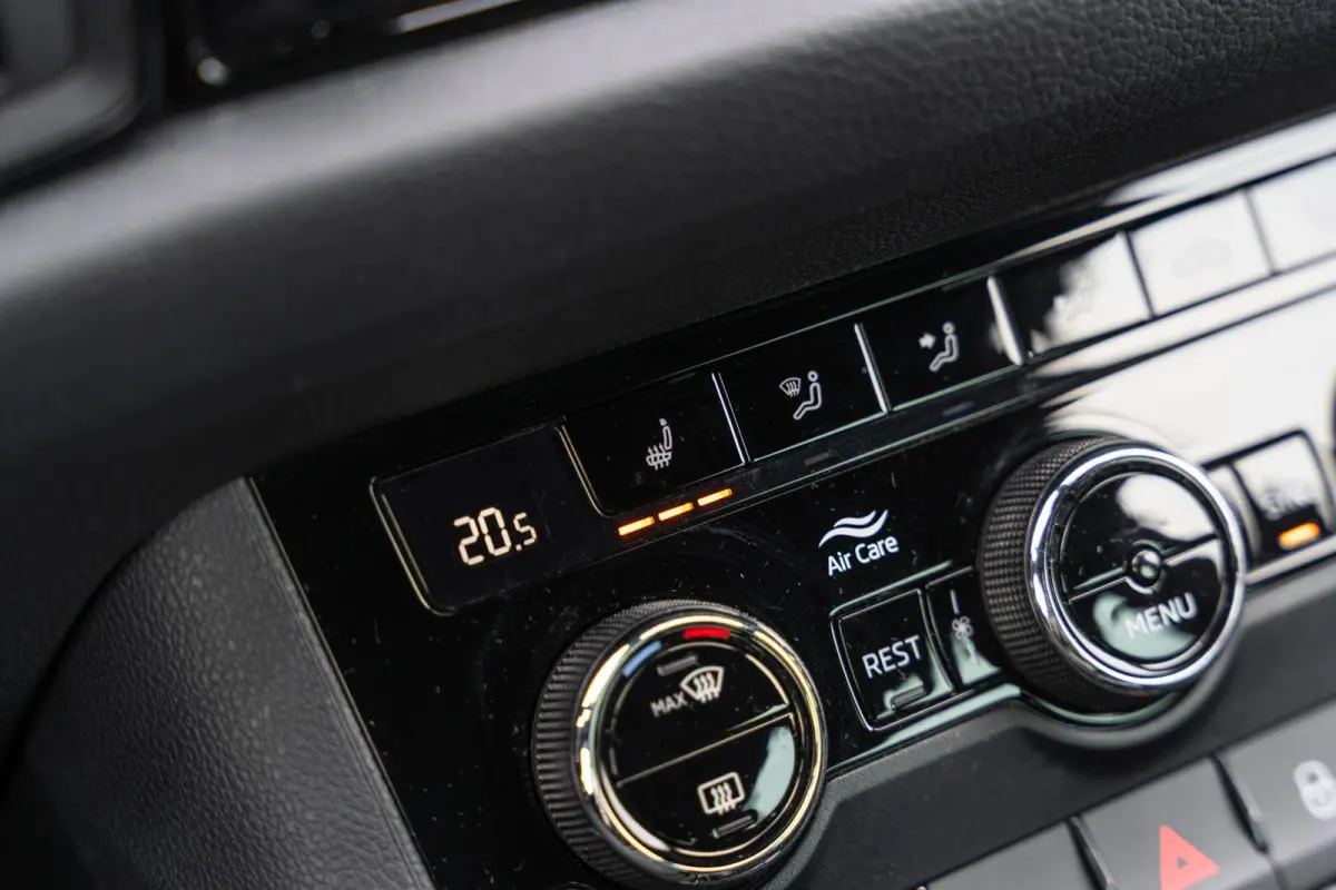 1.5 TSI 150pk DSG Sportline Business | Navigatie | Stoelverwarming | Achteruitrijcamera | 20" Velgen |  Keyless