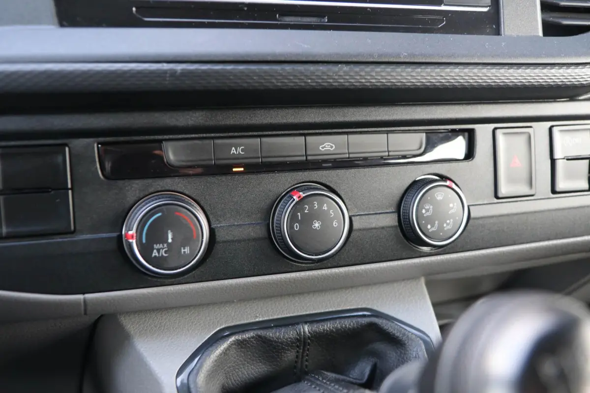 2.0 TDI 110pk L2H1 28 DC Comfortline | App Connect Navigatie | Cruise Control | Trekhaak | Parkeersensoren Achter