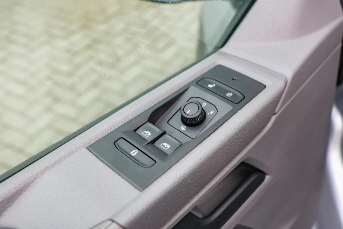 2.0 TDI 110pk L2H1 DC 28 Comfortline | App-Connect Navigatie | Cruise Control | Achteruitrijcamera | Trekhaak | 17"Lichtmetalen Velgen