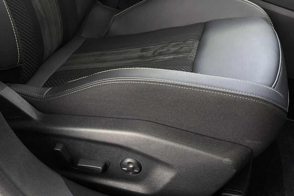 1.6 HYbrid 225 EAT8 GT FOCAL Alcantara Massage 360 Camera