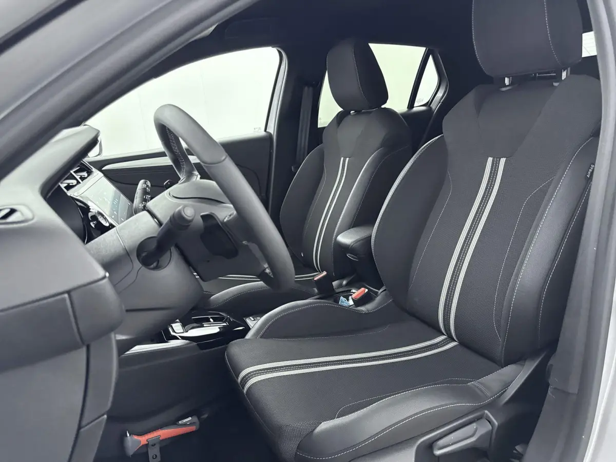 1.2 110pk Hybrid GS | Digitale cockpit | Lichtmetalen velgen | Climate control | Extra getinte ramen achter | Dodehoeksysteem |