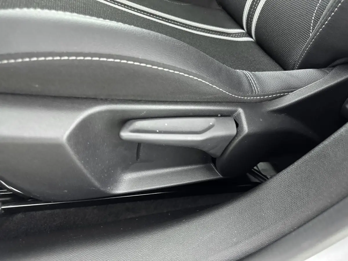 1.2 110pk Hybrid GS | Digitale cockpit | Lichtmetalen velgen | Climate control | Extra getinte ramen achter | Dodehoeksysteem |