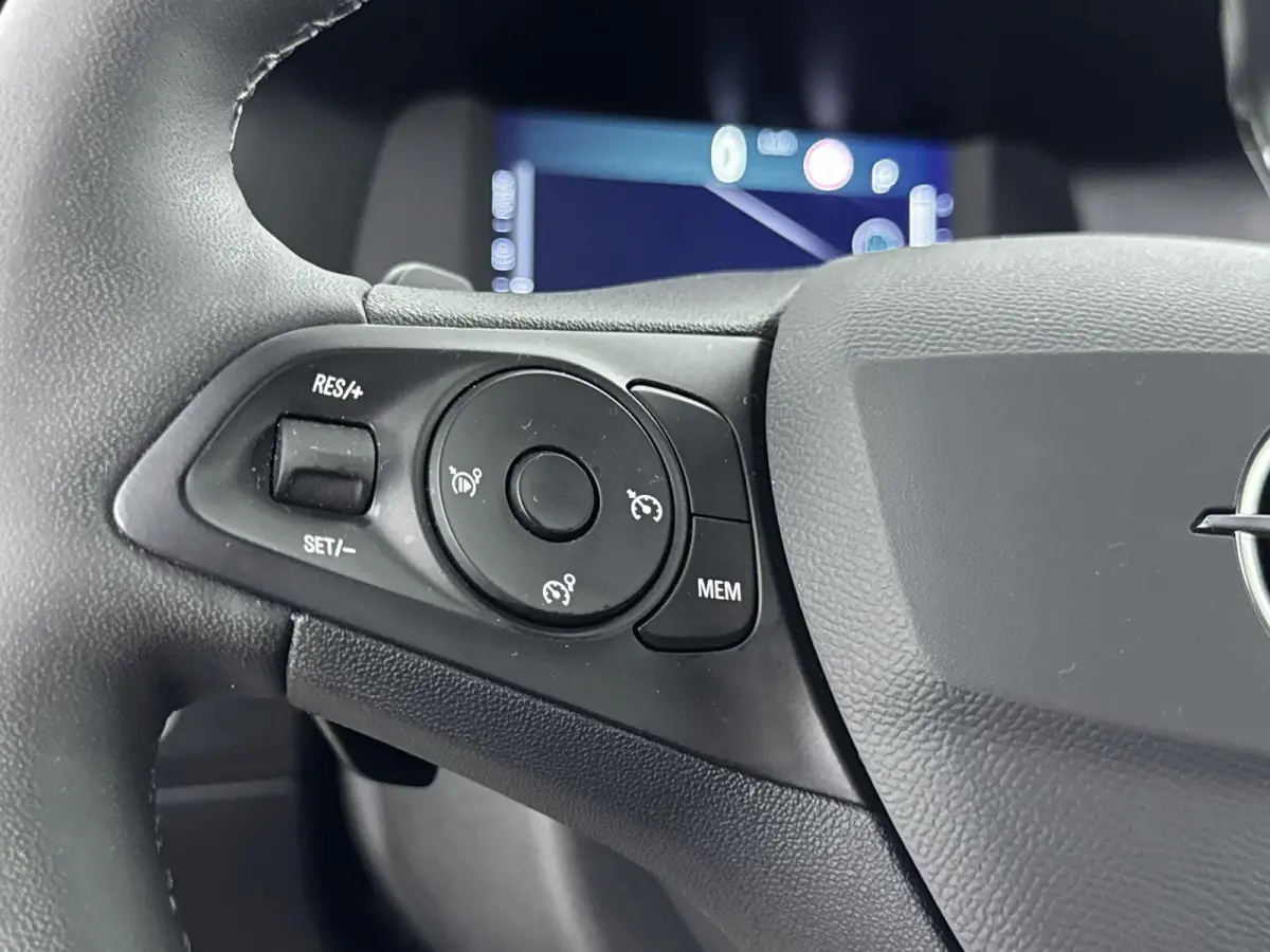 1.2 110pk Hybrid GS | Digitale cockpit | Lichtmetalen velgen | Climate control | Extra getinte ramen achter | Dodehoeksysteem |