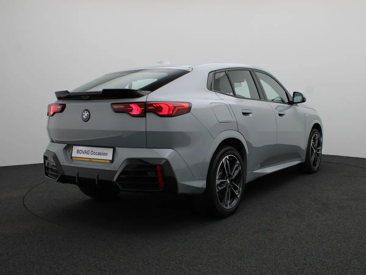 sDrive20i M Sportpakket Pro | Premium Pack | Comfort Pack | Stuurwielrand Verwarmd | Panoramadak | Elektrisch Verstelbare Sportstoelen | Harman Kardon | 19''