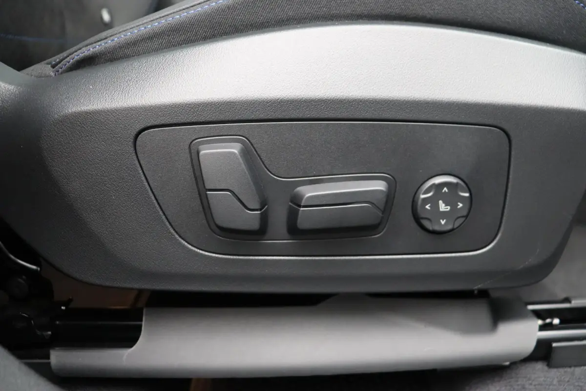 sDrive20i M Sportpakket Pro | Premium Pack | Comfort Pack | Stuurwielrand Verwarmd | Panoramadak | Elektrisch Verstelbare Sportstoelen | Harman Kardon | 19''