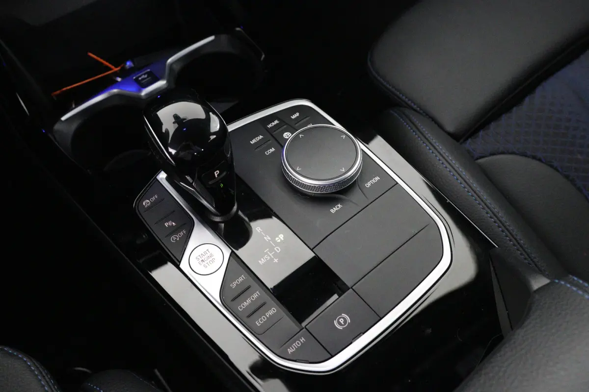 118i Business Edition M Sport | 1e Eigenaar! | Dealer Onderhouden! | Sportstoelen | LED | Clima | Navi | Half Leder | Keyless | Lichtmetalen Velgen | Parkeersensoren V+A