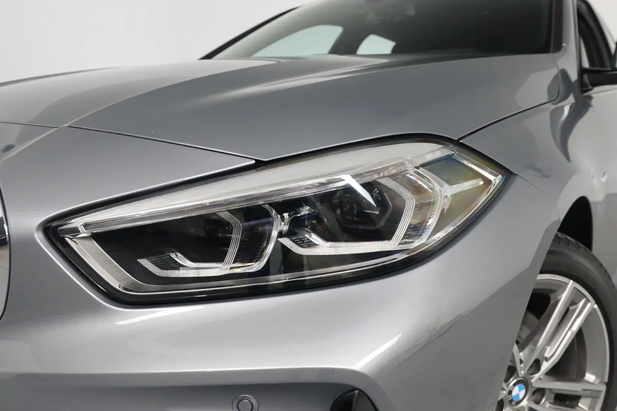 118i Business Edition M Sport | 1e Eigenaar! | Dealer Onderhouden! | Sportstoelen | LED | Clima | Navi | Half Leder | Keyless | Lichtmetalen Velgen | Parkeersensoren V+A