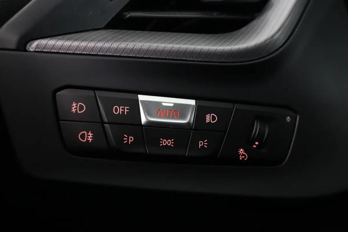 118i Business Edition M Sport | 1e Eigenaar! | Dealer Onderhouden! | Sportstoelen | LED | Clima | Navi | Half Leder | Keyless | Lichtmetalen Velgen | Parkeersensoren V+A