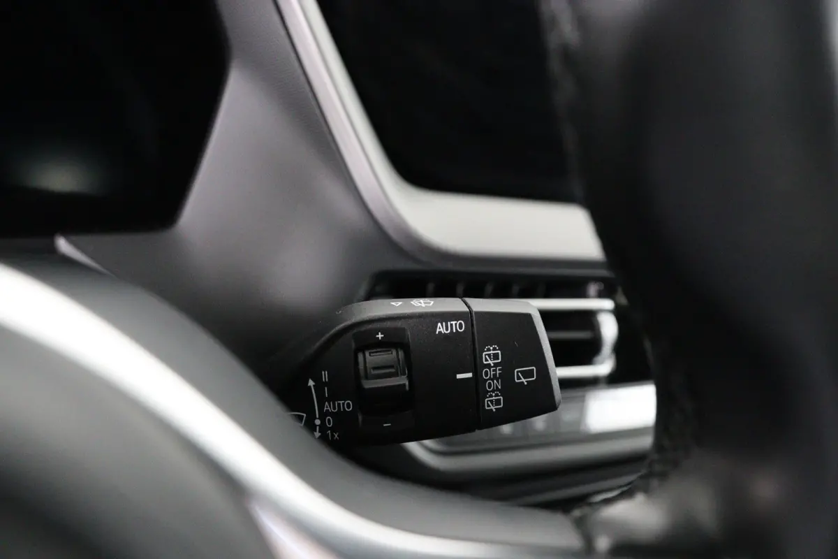 118i Business Edition M Sport | 1e Eigenaar! | Dealer Onderhouden! | Sportstoelen | LED | Clima | Navi | Half Leder | Keyless | Lichtmetalen Velgen | Parkeersensoren V+A