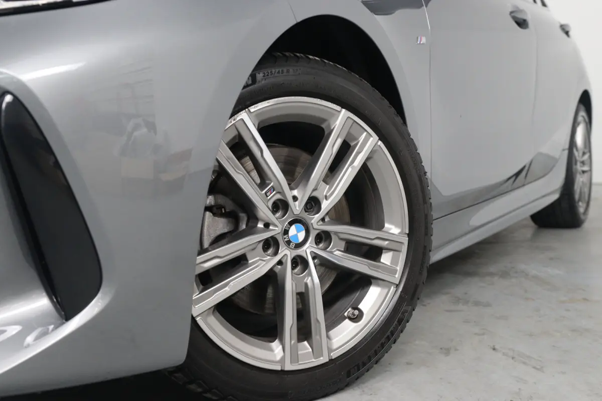 118i Business Edition M Sport | 1e Eigenaar! | Dealer Onderhouden! | Sportstoelen | LED | Clima | Navi | Half Leder | Keyless | Lichtmetalen Velgen | Parkeersensoren V+A