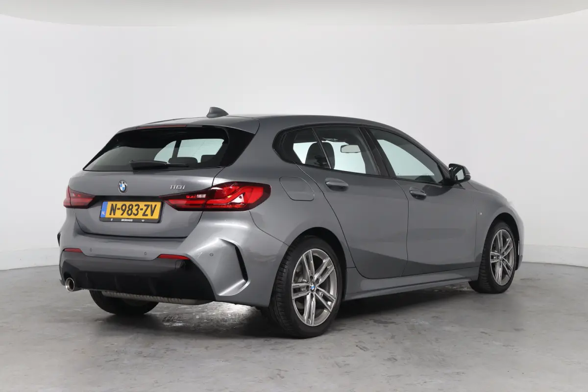 118i Business Edition M Sport | 1e Eigenaar! | Dealer Onderhouden! | Sportstoelen | LED | Clima | Navi | Half Leder | Keyless | Lichtmetalen Velgen | Parkeersensoren V+A