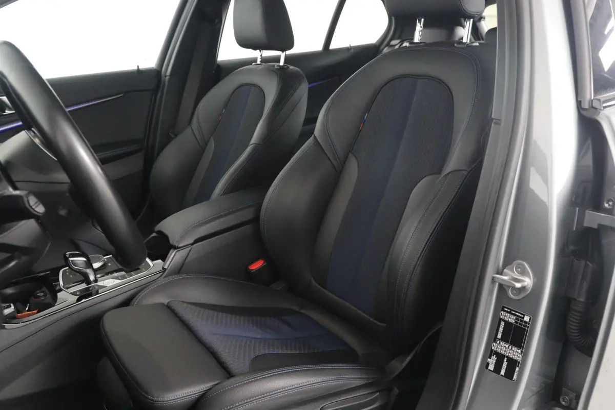 118i Business Edition M Sport | 1e Eigenaar! | Dealer Onderhouden! | Sportstoelen | LED | Clima | Navi | Half Leder | Keyless | Lichtmetalen Velgen | Parkeersensoren V+A