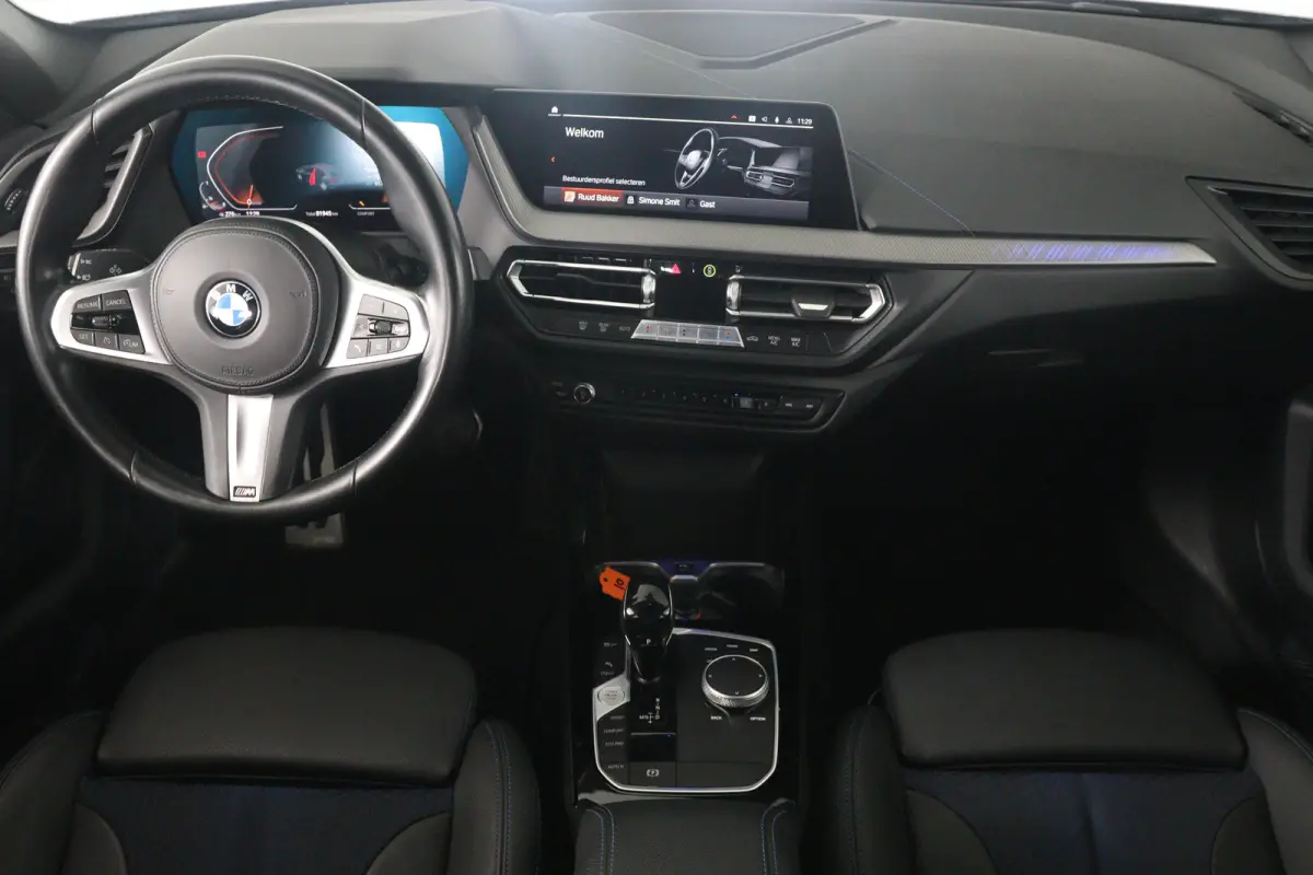 118i Business Edition M Sport | 1e Eigenaar! | Dealer Onderhouden! | Sportstoelen | LED | Clima | Navi | Half Leder | Keyless | Lichtmetalen Velgen | Parkeersensoren V+A