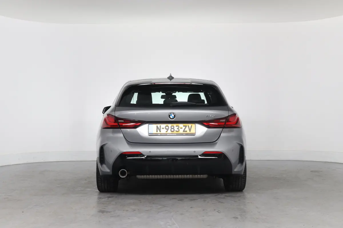 118i Business Edition M Sport | 1e Eigenaar! | Dealer Onderhouden! | Sportstoelen | LED | Clima | Navi | Half Leder | Keyless | Lichtmetalen Velgen | Parkeersensoren V+A