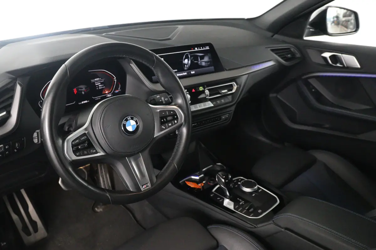 118i Business Edition M Sport | 1e Eigenaar! | Dealer Onderhouden! | Sportstoelen | LED | Clima | Navi | Half Leder | Keyless | Lichtmetalen Velgen | Parkeersensoren V+A